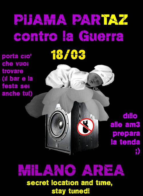 Unx bambinx che dorme sopra una cassa musicale, e sulla cassa c'è uno sticker contro la guerra