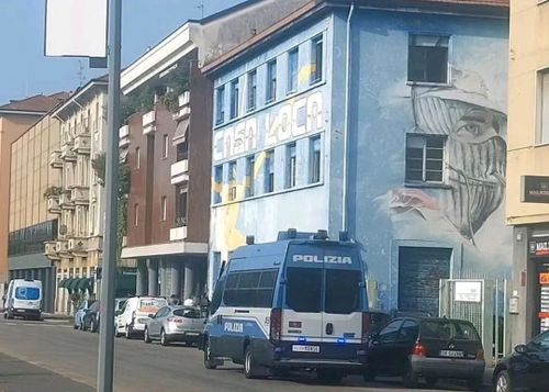 Una foto dell'edificio del Casaloca con davanti una camionetta della polizia.